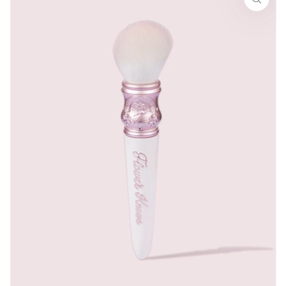 BNIB Flower Knows Blush Brush - white vanilla - Picture 2 of 2